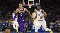 Pemain Los Angeles Lakers, Kyle Kuzma (kiri) saat melawan Philadelphia Sixers dalam lanjutan NBA, Senin (11/2/2019) (Foto: (AP Photo/Chris Szagola)