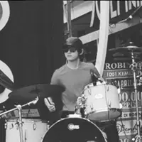 Aliando Syarief merayakan hari bahagianya ini di acara Inbox SCTV bersama keluarga dan para penggemarnya. Lelaki tampan ini pun unjuk kebolehan bermain drum di hari ulang tahunnya. (via instagram/@aliandooo)