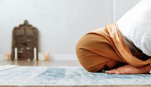 Seorang muslimah sedang melaksanakan sholat sunnah rawatib (Credit: Pexels)