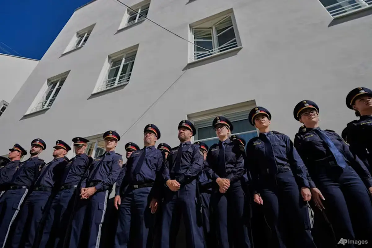 Anggota Polisi Berdiri di Kantor Polisi Bekas Rumah Hitler (AP/Matthias Schrader)