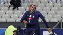 Penyerang Prancis, Antoine Griezmann tersenyum usai mencetak gol ke gawang Ukraina pada laga persahabatan Stade deFrance di Saint Denis, utara Paris, Rabu (7/10/2020). Prancis menang besar 7-1 atas Ukraina. (AP Photo/Francois Mori)