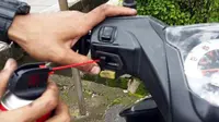 Cara Simpel Atasi Sakelar Sein Motor Terasa Keras