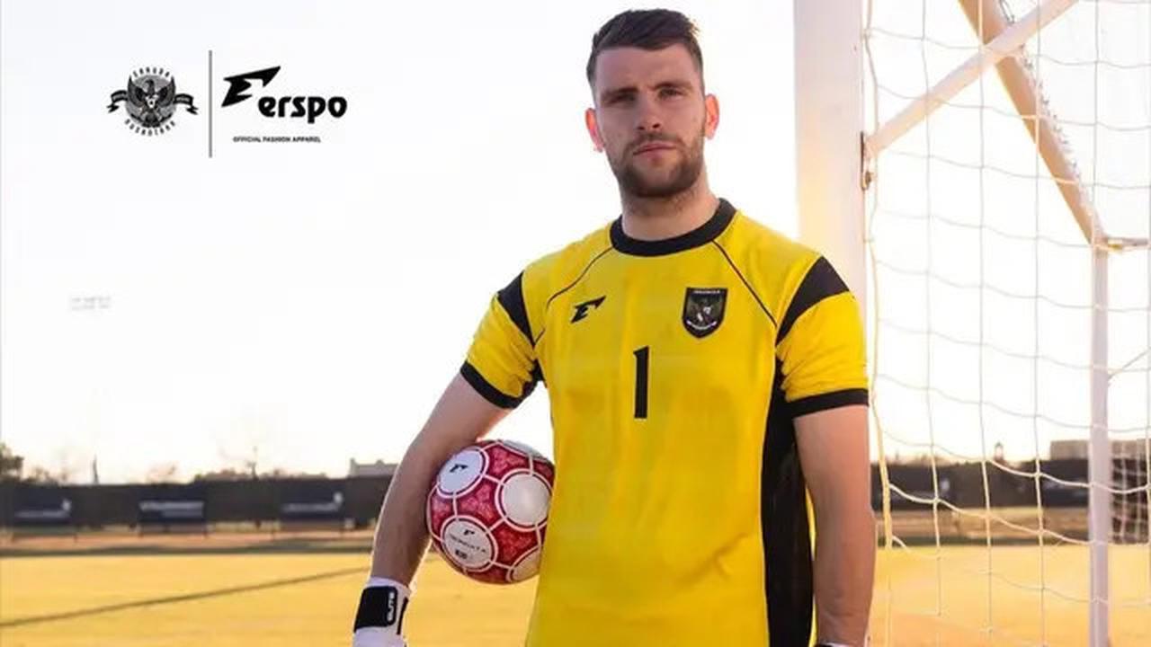 Semangati Fans Berpuasa, Kiper Timnas Indonesia Maarten Paes Pakai Sarung