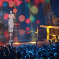 Akhirnya keduanya mendapatkan kesempatan untuk kembali menghidupkan lagu tersebut. Di konser Raisa bertajuk ‘Jatuh Hati’ mereka berkesempatan untuk tampil duet membawakan lagu baru mereka 'Percayalah’. (Galih W. Satria/Bintang.com)