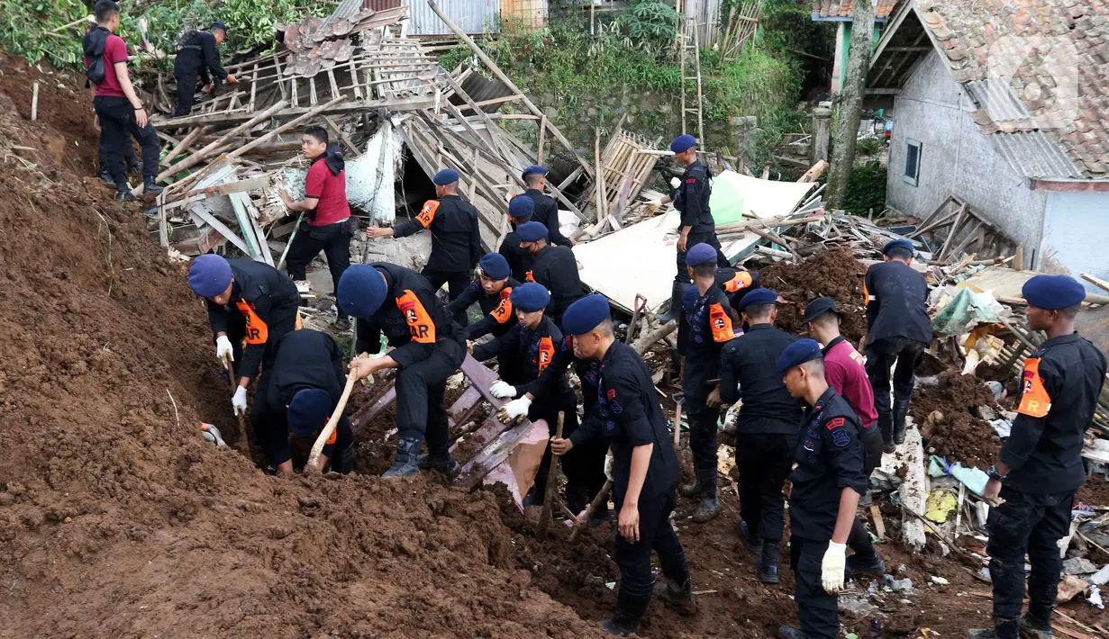 Tim SAR gabungan mencari korban yang tertimbun longsor akibat gempa berkekuatan magnitudo 5,6 di Cijendil, Kabupaten Cianjur, Jawa Barat, Rabu (23/11/2022). Puluhan warga di kawasan itu diperkirakan masih tertimbun longsor pascagempa yang mengguncang Cianjur pada 21 November 2022. (Liputan6.com/Herman Zakharia)