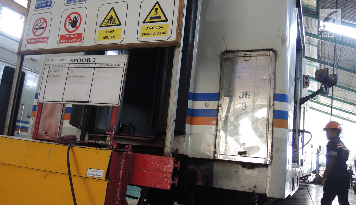 Petugas PT Kereta Api Indonesia (Persero) menyelesaikan perbaikan gerbong kereta api di Depo Kereta Poncol Semarang, Kamis (31/5). Perawatan dan perbaikan gerbong-gerbong kereta api dilakukan untuk menghadapi musim mudik tahun ini. (Liputan6.com/Gholib)