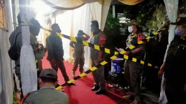 Satpol PP Kota Depok saat melakukan penyegelan di acara hajatan lurah yang diduga melanggar PPKM Darurat. (Istimewa)
