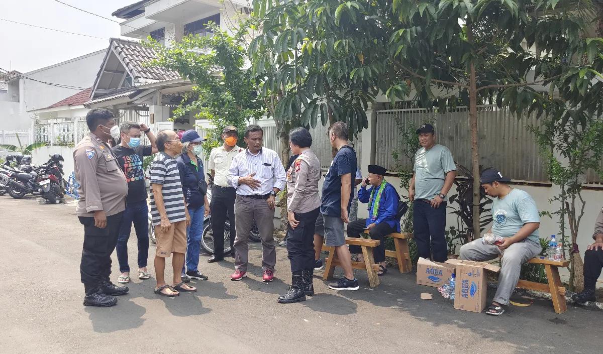 Tak hanya ditemukan bantal, polisi juga menemukan dupa serta senter di TKP. Dari hasil temuan ini disimpulkan jika cara seperti ini pernah ditemukan di Jepang.