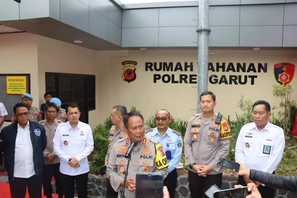 Kapolda Jabar Irjen Pol. Suntana didampingi Kapolres Garut, AKBP Wirdhanto Hadicaksono, selepas meresmikan rumah tahanan Mapolres Garut, Rabu (28/12/2022). (Liputan6.com/Jayadi Supriadin)