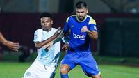 Aksi pemain Arema FC, Julian Guevara. Arema menang meyakinkan di pekan 33 BRI Super League. Mereka menekuk tuan rumah PSBS Biak di Stadion Sultan Agung, Bantul, Jumat (15/5/2026). (Doc Arema)