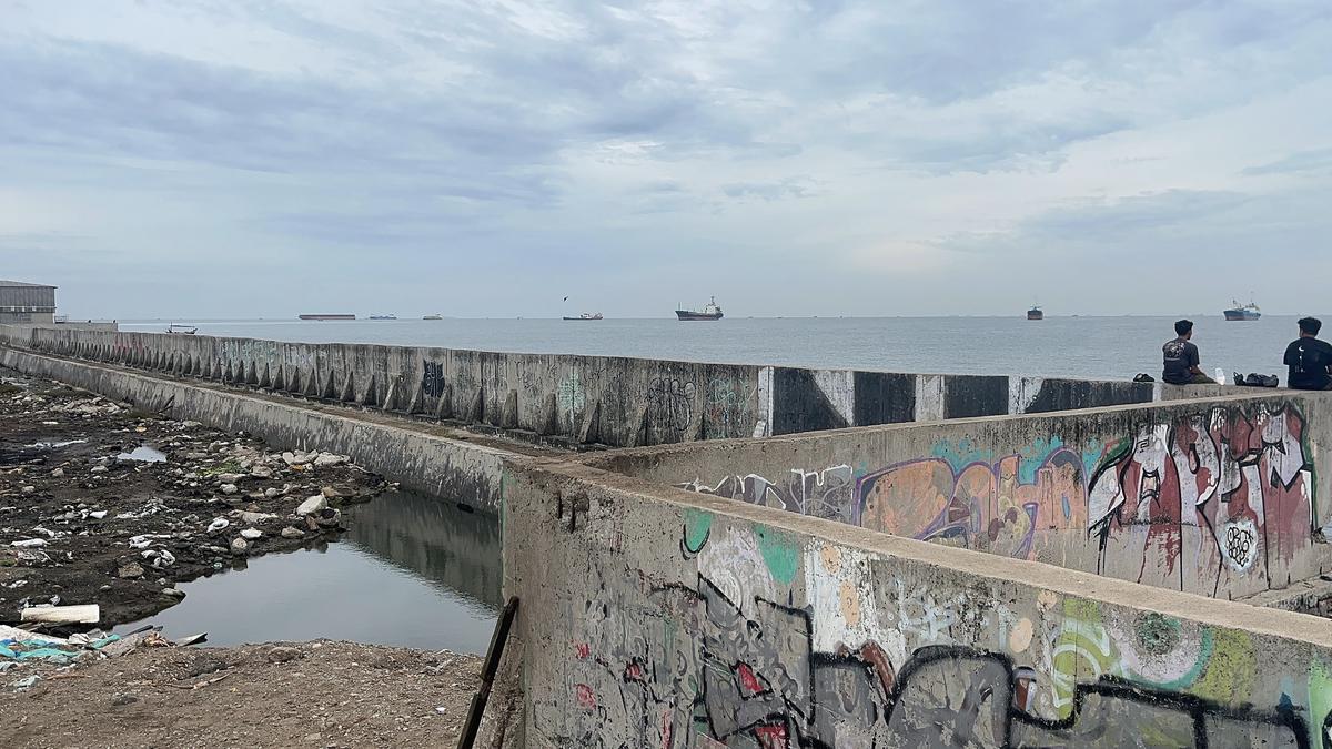 Tanggul pengaman pantai Nizam Zachman, Muara Baru, Penjaringan, Jakarta Utara, Senin (8/12/2025).