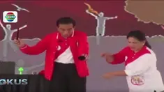 Presiden Jokowi yang didampingi Ibu Negara, Iriana Joko Widodo juga menunjukkan atraksi sulap yang memukau ribuan anak-anak