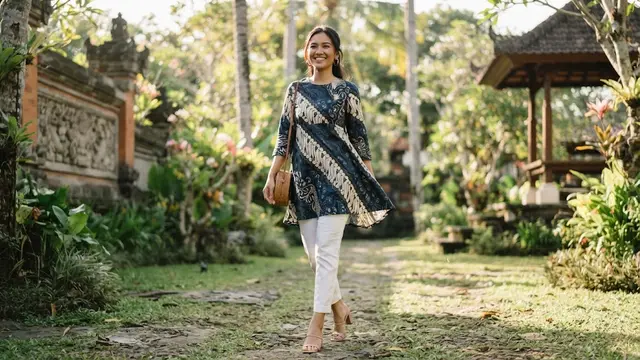 Blus A-Line yang Timeless