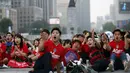 Reaksi warga Korea Selatan saat nonton bareng siaran televisi pertandingan penyisihan Piala Dunia Grup H Piala Dunia 2014, Seoul, Jumat (27/6/14). (REUTERS/Kim Hong-Ji)