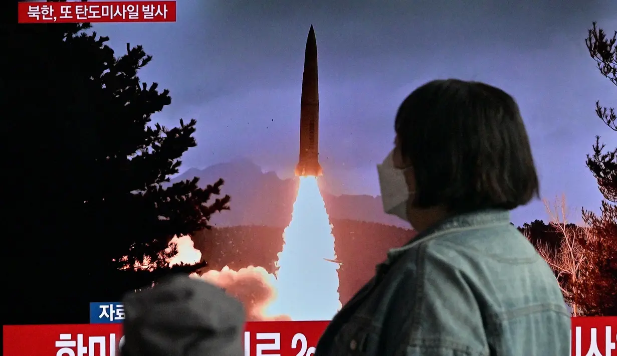 Korea Utara meningkatkan kegiatan uji coba peluncuran rudal balistik sesaat jelang pertemuan pemimpin Korea Selatan dan Jepang di Tokyo. (Anthony WALLACE/AFP)