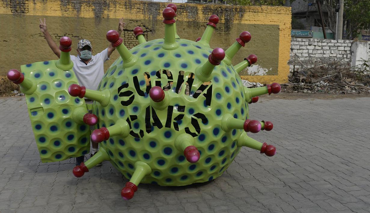 Desainer mobil India K. Sudhakar Yadav berdiri di samping mobil bertema Coronavirus di museum di Hyderabad, India, Selasa (7/4/2020). Mobil bertema Coronavirus ini Sudhakar Yadav sendiri yang membuatnya sebagai bagian dari kampanye kesadaran mencegah penyebaran virus tersebut. (AFP/Noah Seelam)