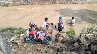 Warga korban banjir di Kampung Dayeuhandap, Kelurahan Kota Kulon, Kecamatan Garut Kota, Kabupaten Garut, Minggu (17/7/2022).