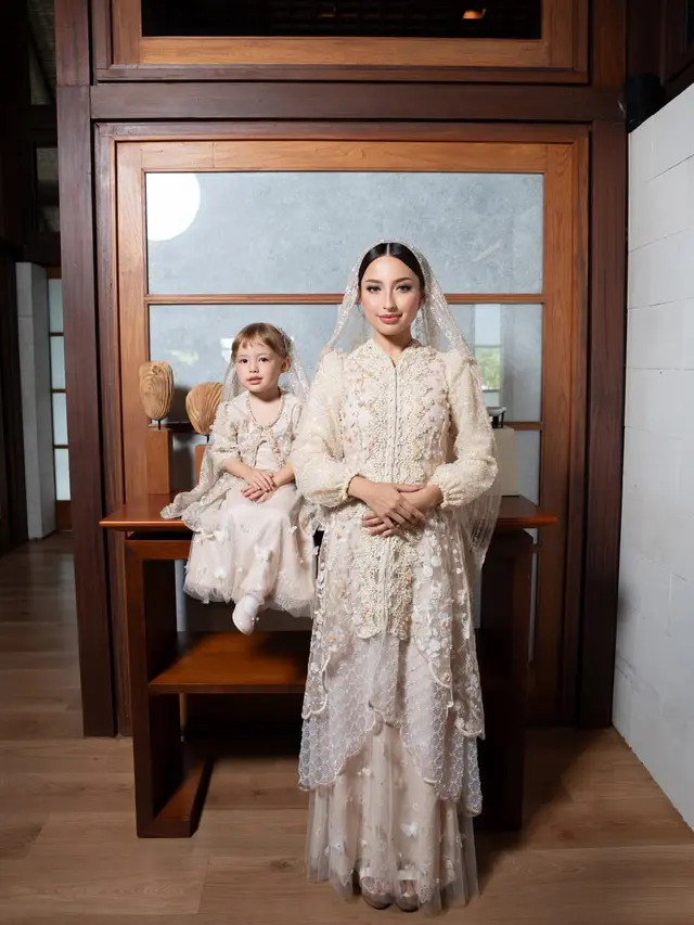 Digendong Justin Hubner, Potret Gemas Kamari Bak Mini Bride dengan Dress Kembaran Jennifer Coppen di Momen Pengajian