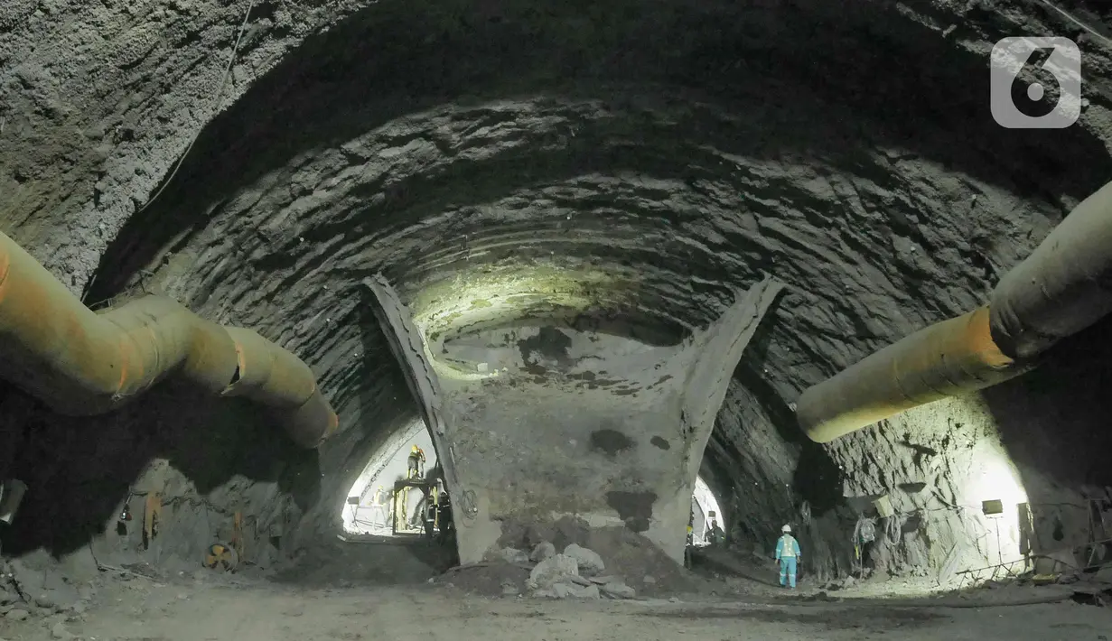Aktivitas pekerja menyelesaikan proyek Tunnel 2 Kereta Cepat Jakarta-Bandung di Desa Bunder, Jatiluhur, Kabupaten Purwakarta, Jawa Barat, Kamis (27/1/2022). Hingga saat ini, sudah 10 dari 13 tunnel berhasil tembus. (Liputan6.com/Herman Zakharia)
