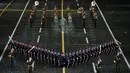 Prajurit band militer Belarus tampil selama Festival Musik Militer Internasional Menara Spasskaya di Lapangan Merah di Moskow, Rusia, Kamis (26/8/2021). Lebih dari 40 negara telah mengambil bagian dalam festival ini sejak 2006. (AP/Alexander Zemlianichenko)