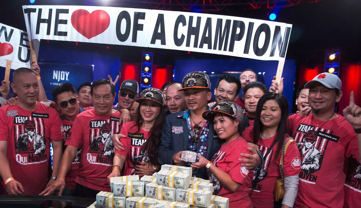 Qui Nguyen, asal Amerika foto bersama dengan para pendukungnya setelah memenangkan Kompetisi Poker Dunia di Las Vegas, AS (2/11). Kompetisi Poker Dunia ini berhadiah sebesar 8 juta dollar. REUTERS/Las Vegas Sun/Steve Marcus)