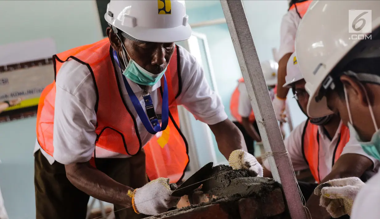 Pekerja memasang bata saat mengikuti pelatihan dan sertifikasi tenaga kerja konstruksi dan bidang bangunan umum di Workshop Balai Jasa Konstruksi, Jakarta (6/12). Pelatihan ini diikuti oleh 25 pekerja bangunan. (Liputan6.com/Faizal Fanani)