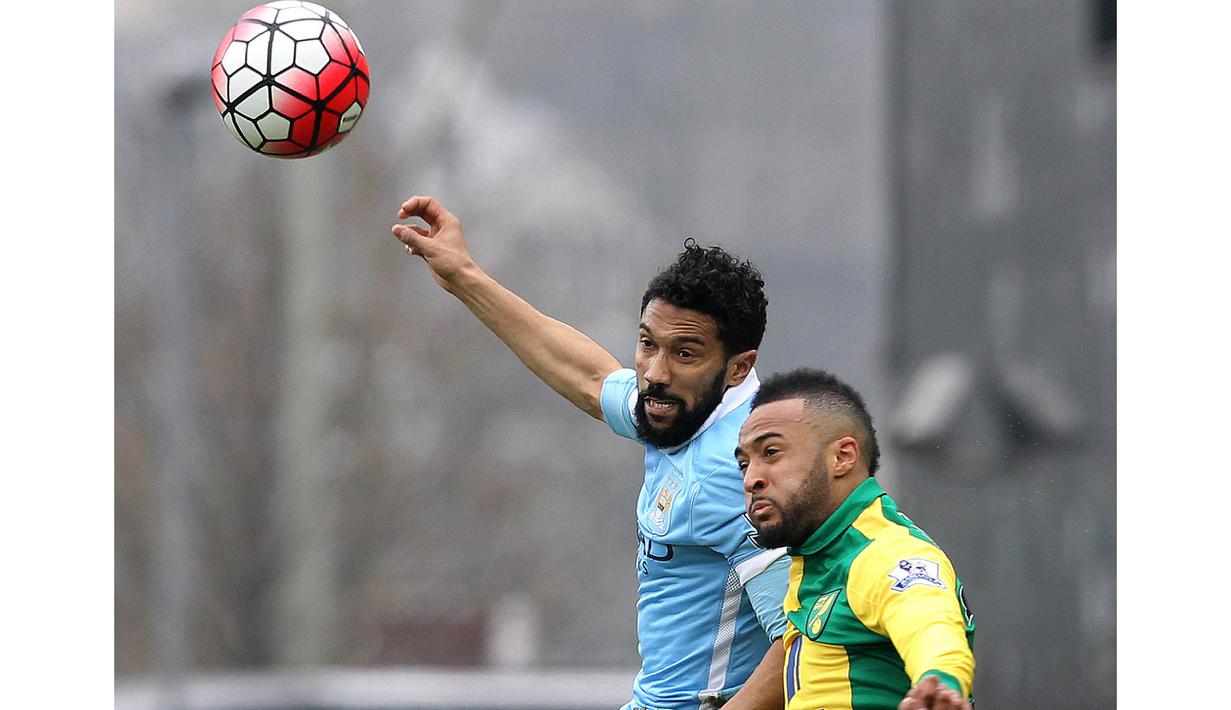 Pemain Manchester City, Gael Clichy (kiri) berduel dengan pemain Norwich City, Nathan Redmond pada lanjutan liga Inggris pekan ke-30 di Stadion Carrow Road, Norwich, Sabtu (12/3/2016). (AFP/Lindsey Parnaby)