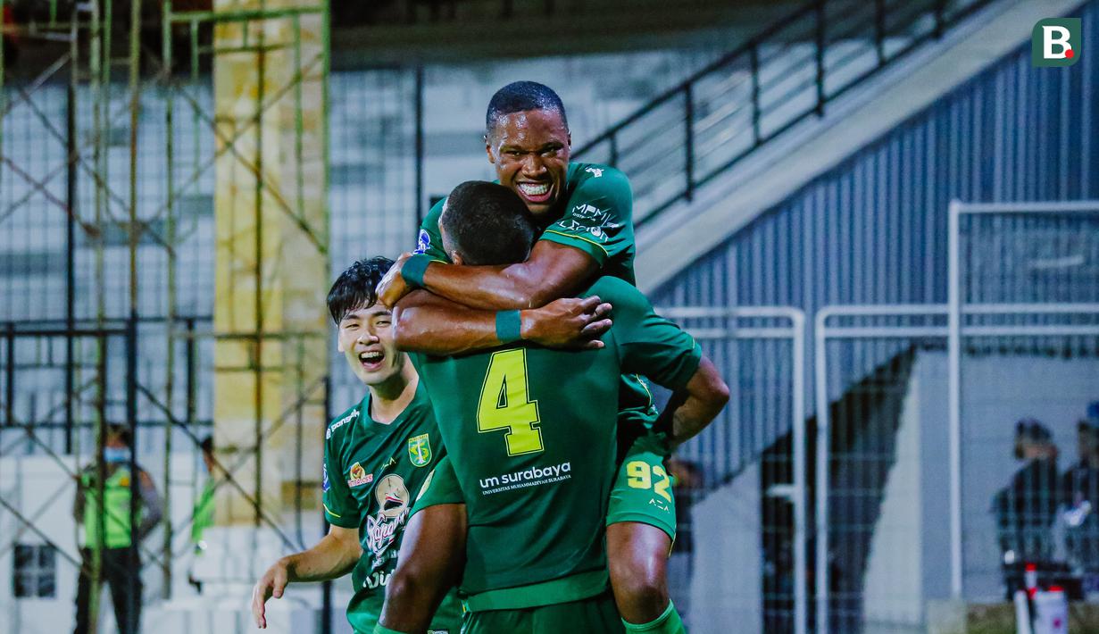 Persebaya kembali unggul 2-1 melalui sundulan Arsenio Valpoort pada menit ke-61 dan bertahan hingga menit ke-90. Di masa injury time, kemenangan Persebaya sirna. Persela menyamakan skor 2-2 melalui Selwan Al-Jaberi dan bertahan hingga laga usai. (Bola.com/Maheswara Putra)