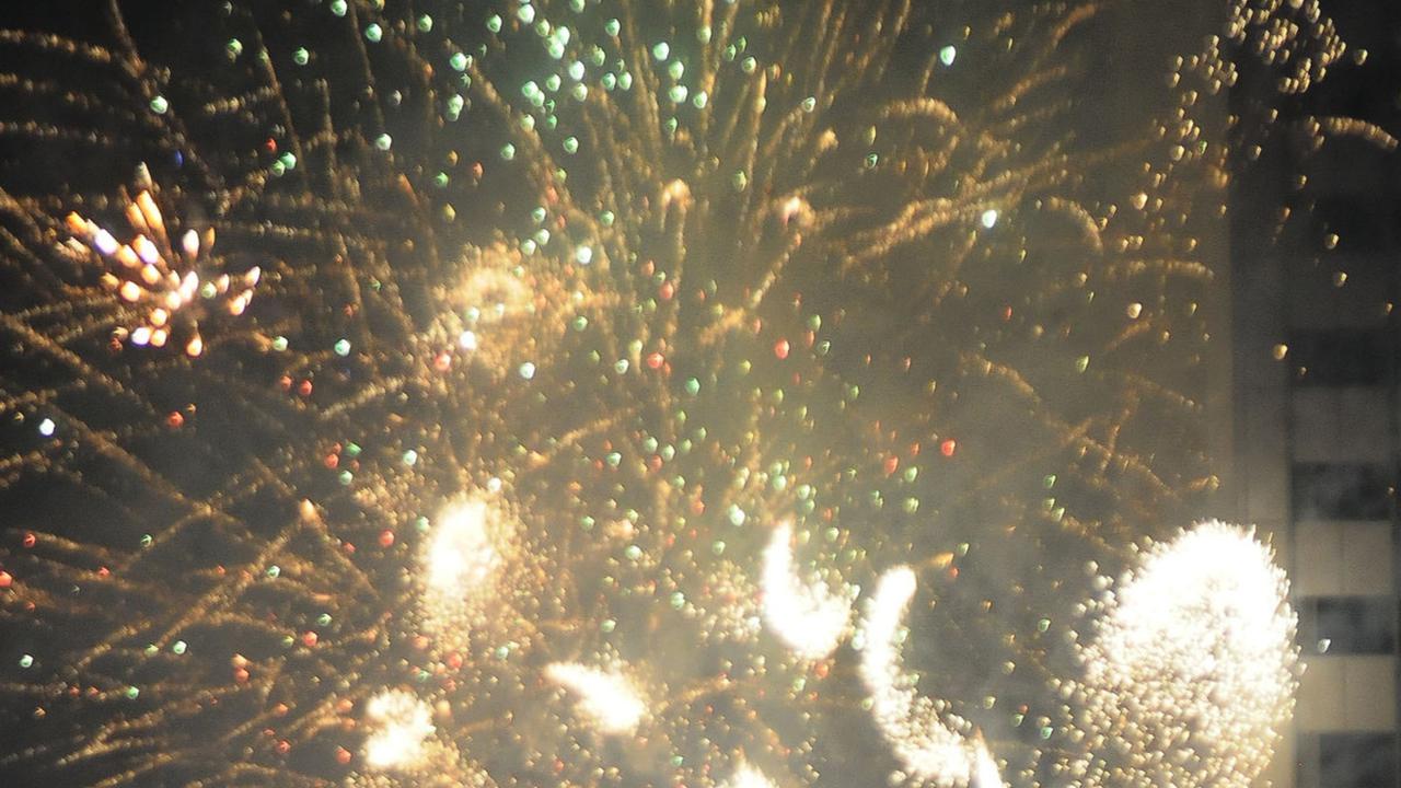 FOTO: Letusan Kembang Api Meriahkan Pesta Malam Pergantian Tahun Baru 2024 di Bundaran HI