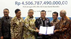 Dirut PLN Sofyan Basir (ketiga kiri) bersama para investor menunjukan surat perjanjian kredit Rp 4,5 triliun sindikasi Proyek Transmisi dan Gardu Induk Jawa bagian tengah di Jakarta, Rabu (14/11). (Liputan6.com/Johan Tallo)