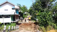 Dasyatnya Arus Banjir Terjang Jembatan 14 Meter di Sukabumi, Bikin Akses 2 Daerah Lumpuh Total