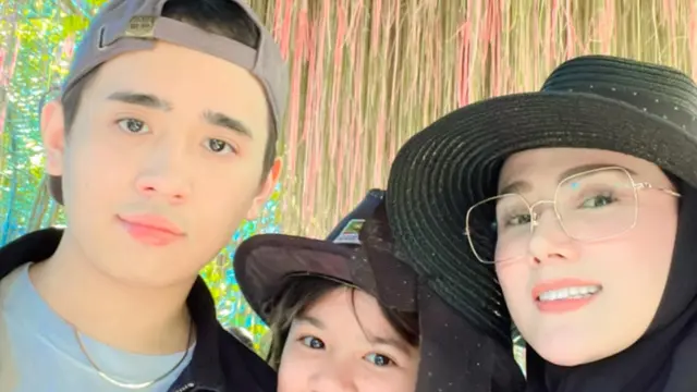 6 Potret Liburan Mulan Jameela dan Ahmad Dhani Ke Bromo Bersama Buah Hati