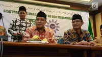 Ketua Umum PBNU KH. Said Aqil Siroj dan Ketua Umum PP Muhammadiyah H. Haedar Nashir saat silaturahim keluarga besar NU dan Muhammadiyah di kantor PBNU, Jakarta, Jumat (23/3). (Liputan6.com/Herman Zakharia)