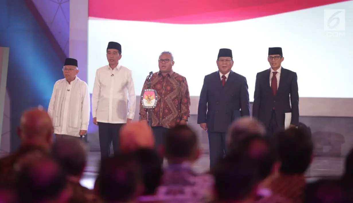 Capres dan Cawapres nomor urut 01 dan 02 Joko Widodo-Ma'ruf Amin, Prabowo Subianto-Sandiaga Uno menyanyikan lagu Indonesia Raya saat Debat Perdana Capres 2019 di Gedung Bidakara, Pancoran, Jakarta Selatan, Kamis (17/1). (Liputan6.com/Faizal Fanani)