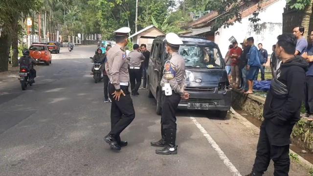 Sejumlah petugas Satlantas Polres Tasikmalaya langsung ke lokasi kejadian pengrusakan sebuah mini bus yang diduga travel gelap pembawa pemudik asal Tasikmalaya.