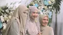 Menariknya, keluarga pengantin perempuan tampil kompak dalam busana yang santun nan teduh dilihat. [Foto: Instagram/hijazpictura]