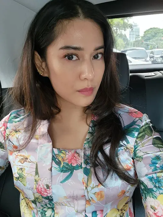 Dian Sastrowardoyo tampaknya benar-benar jatuh hati pada kebaya kembang. Unggahan pada bulan Juni 2022 ini buktinya. “Kebaya kembang is lyfe,” ibu dua anak ini mencuit. Kontan saja, kolom komentar akun Instagramnya kebanjiran apresiasi positif. “Jowo pride,” cetus akun @bag****. “Ku suka kebaya kembaaang,” akun @ney**** menimbrung.