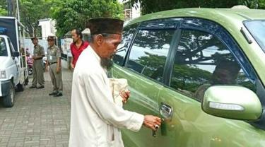 Pengemis di Bogor tepergok memiliki mobil