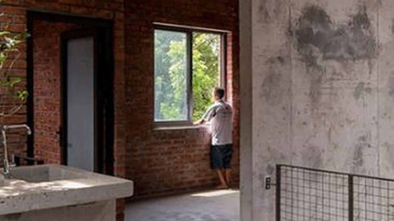 Rumah Modern Tropis Sederhana dengan Void