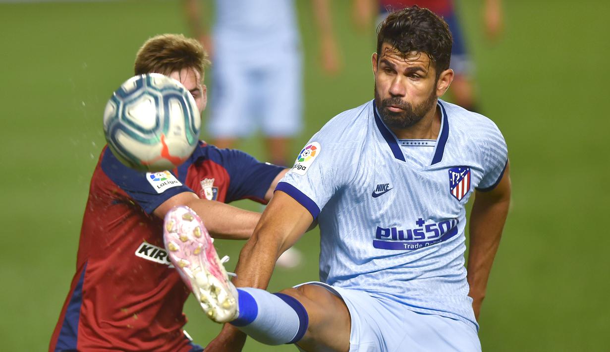 Striker Atletico Madrid, Diego Costa, berebut bola dengan gelandang Osasuna, Jon Moncayola, pada laga lanjutan La Liga pekan ke-29 di Stadion El Sadar, Pamplona, Kamis (18/6/2020) dini hari WIB. Atletico menang telak 5-0 atas Osasuna. (AFP/Ander Gillenea)