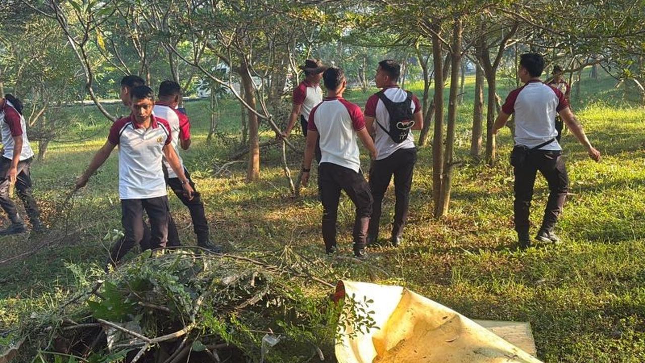 Polres Lombok Tengah Bersihkan Sampah di Bypass Menuju Bandara, Ajak Warga Jaga Lingkungan
