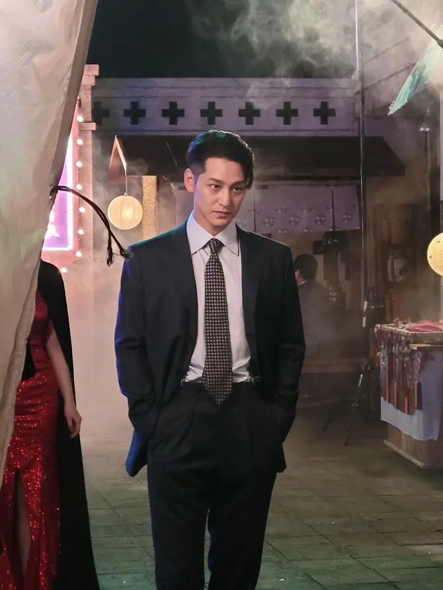 8 Gaya Karismatik Kim Bum, Aktor Korea yang Dikabarkan Bakal Main Film Bareng Maudy Ayunda