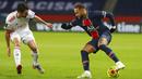 Pemain Paris Saint-Germain Neymar (kanan) berebut bola dengan pemain Lyon Leo Dubois pada pertandingan League One di Stadion Parc des Princes, Paris, Prancis, Minggu (13/12/2020). PSG kalah dari Lyon dengan skor 0-1. (AP Photo/Thibault Camus)