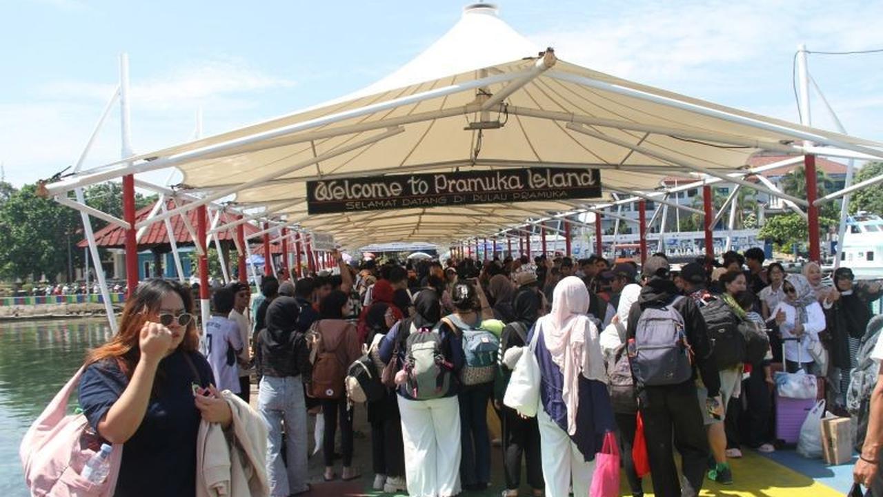 Ribuan Wisatawan Padati Wisata Kepulauan Seribu Saat Libur Hari Buruh