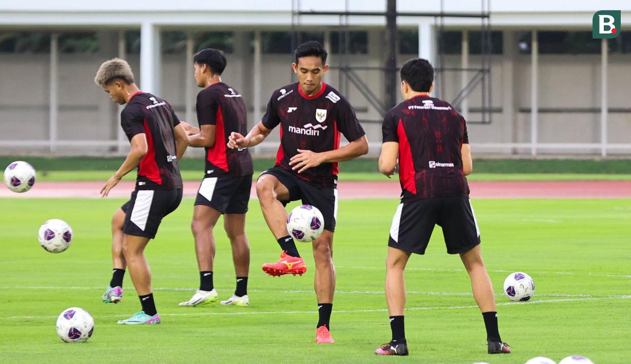 <p>Aksi Rizky Ridho (tengah) saat sesi latihan Timnas Indonesia di Stadion Madya, Gelora Bung Karno, Jakarta, Sabtu (22/3/2025).&nbsp;(Bola.com/Abdul Aziz)</p>