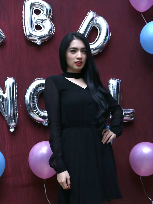 "Dari keluarga, anak-anak aku, Lovely dan Junior bela-belain tidur malam. Pagi-pagi kan anak-anak suka susah bangun, disuruh bobo nggak mau, ternyata ada udang dibalik bakwan (kasih surprise ulang tahun)," ucap Angel. (Nurwahyunan/Bintang.com)