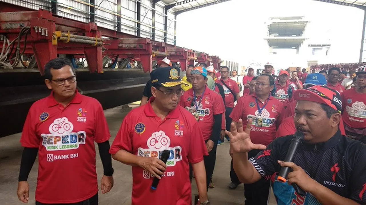 Menhub Budi Karya Sumadi meninjau pembangunan proyek LRT di Plant Precast LRT Pancoran, Jakarta (Dok Foto: Liputan6.com/Maulandy Rizky Bayu Kencana)