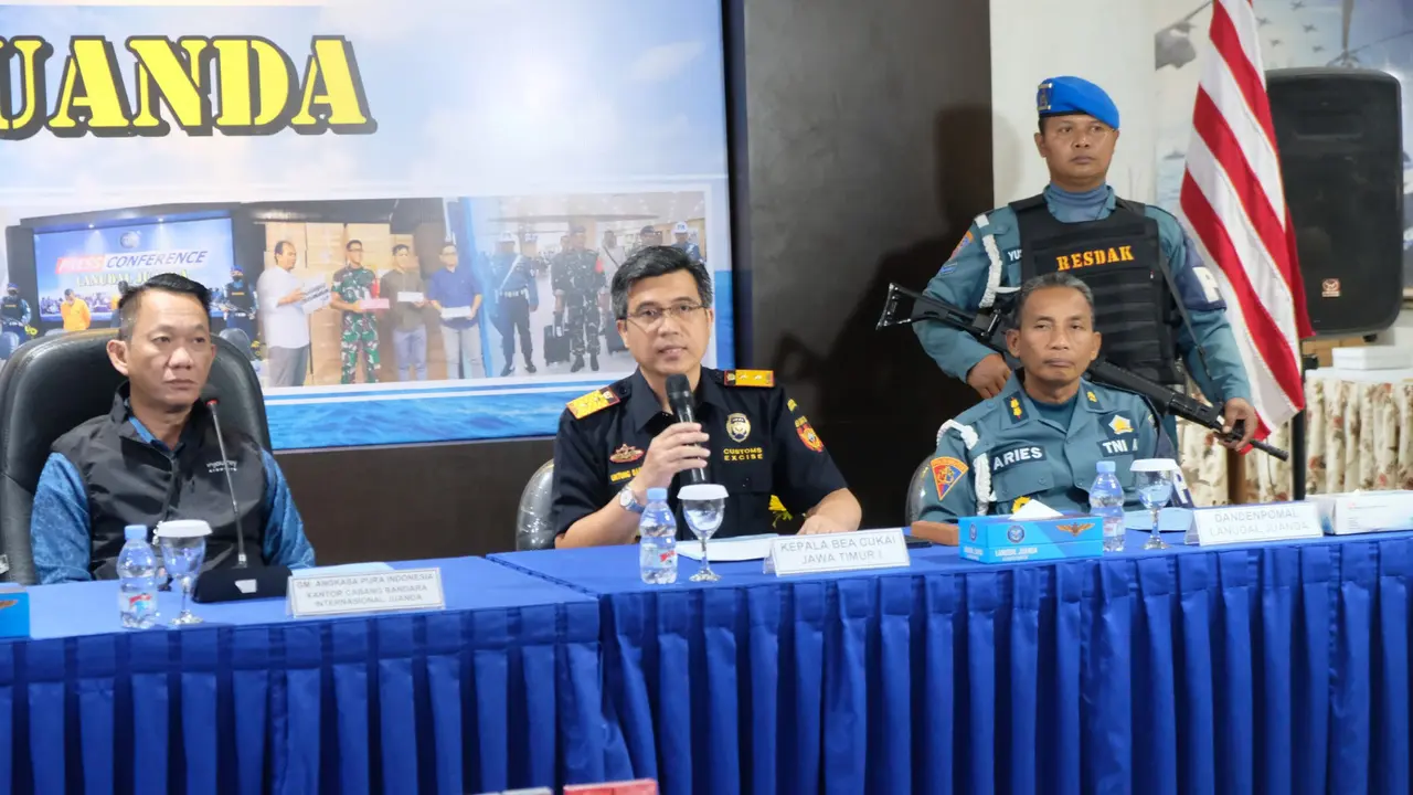 Upaya pengiriman rokok ilegal tanpa pita cukai melalui jalur udara digagalkan dalam operasi gabungan antara Kantor Wilayah (Kanwil) Bea Cukai Jatim I, Kanwil Bea Cukai Jatim II, dan TNI AL pada Rabu (14/5) di Bandara Internasional Juanda. (Istimewa)