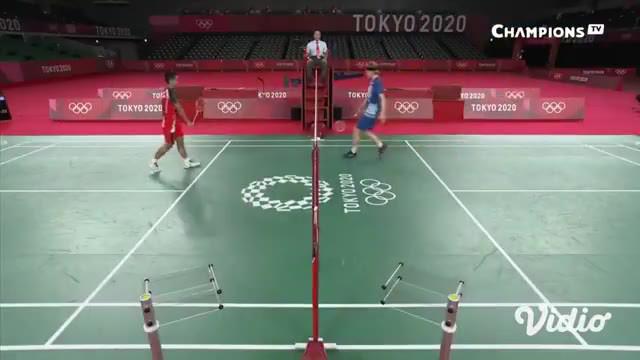 Tunggal putra badminton Indonesia Anthony Sinisuka Ginting melenggang ke babak semi-final setelah tumbangkan wakil Denmark unggulan ketiga, Anders Antonsen, Sabtu (31/7).