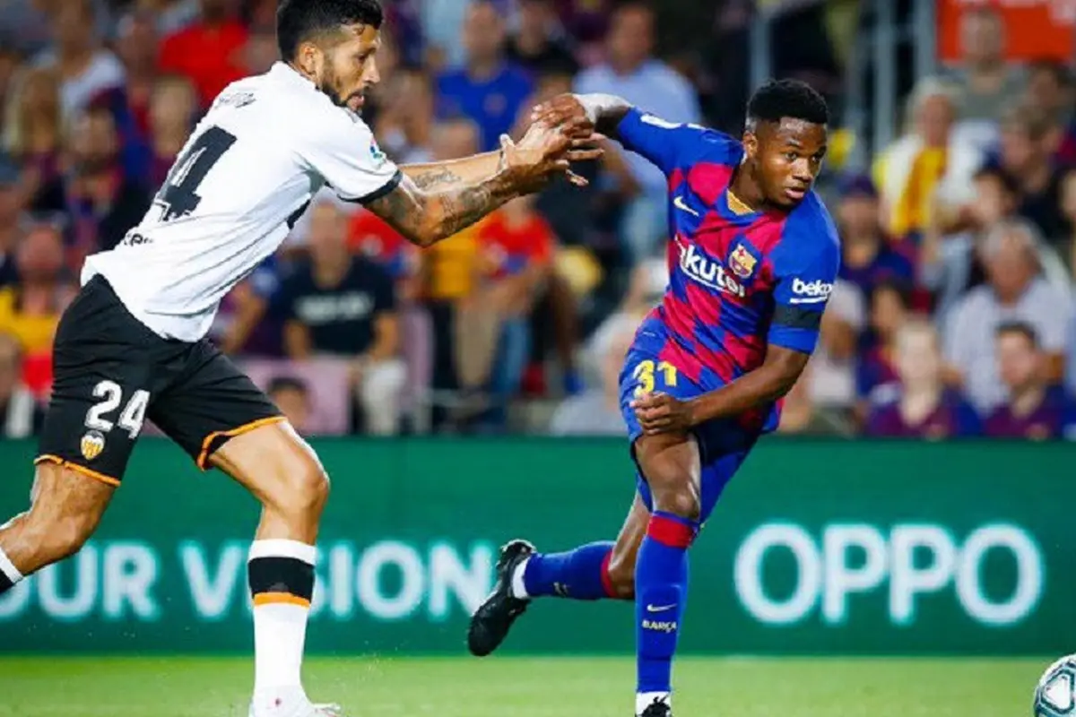 Winger belia Barcelona, Ansu Fati (kanan) ketika bermain melawan Valencia